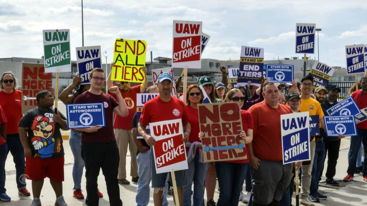 Watch CBS Evening News: Negotiations continue amid UAW strike - Full ...
