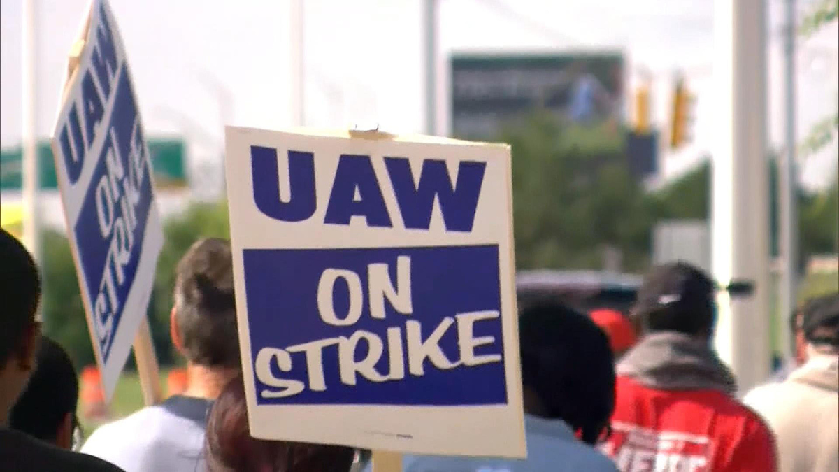 Watch CBS Mornings UAW strike could expand as deadline looms Full