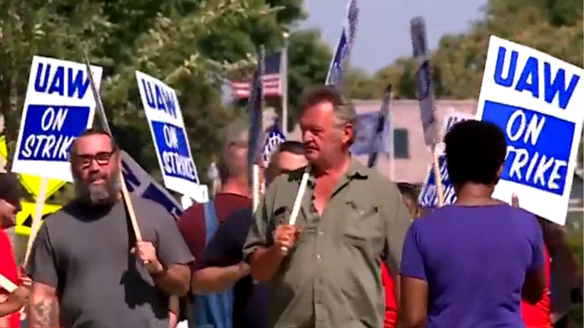 Watch CBS Evening News: UAW strike expands to 38 distribution centers ...