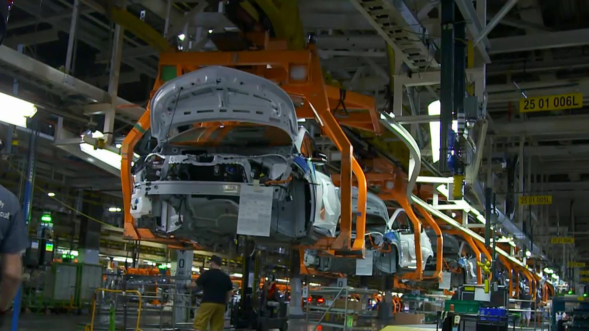 Watch CBS Mornings: EV battery plants boost U.S. manufacturing - Full ...