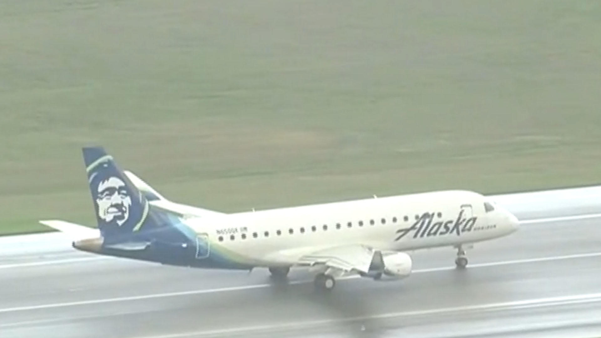 Watch CBS Evening News Alaska Airlines pilot appears in court Full