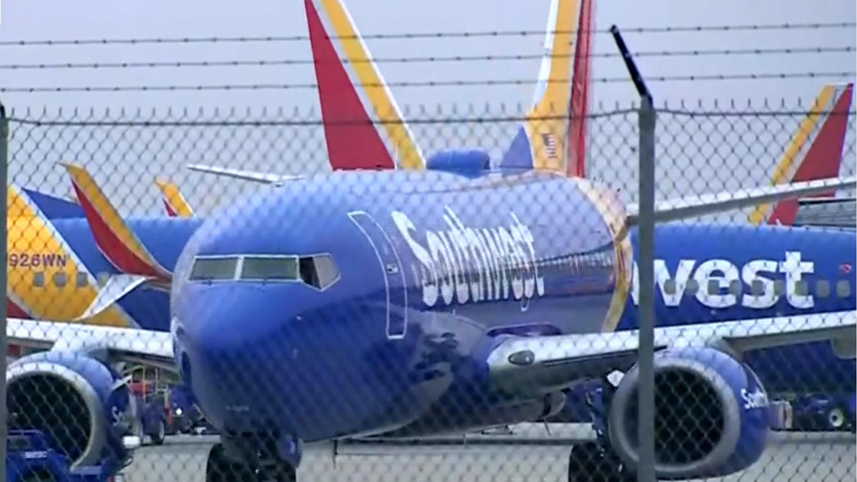 Watch CBS Evening News U.S. sees smooth Christmas travel weekend