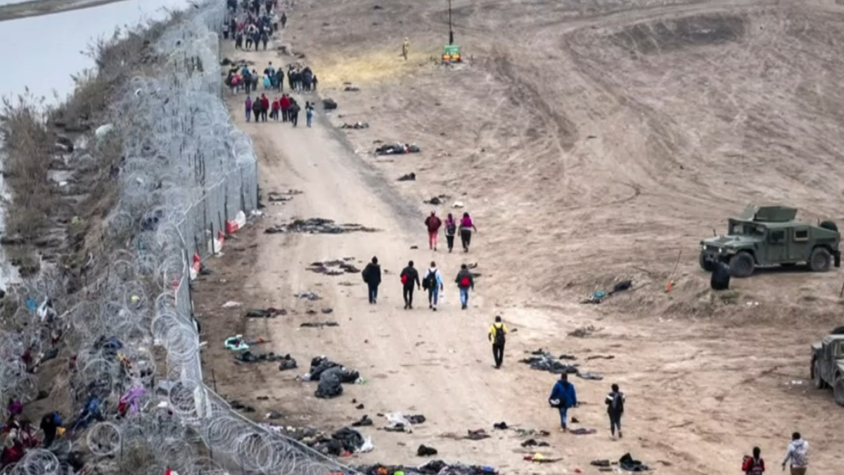Watch CBS News Why Speaker Johnson is at the border - Paramount+