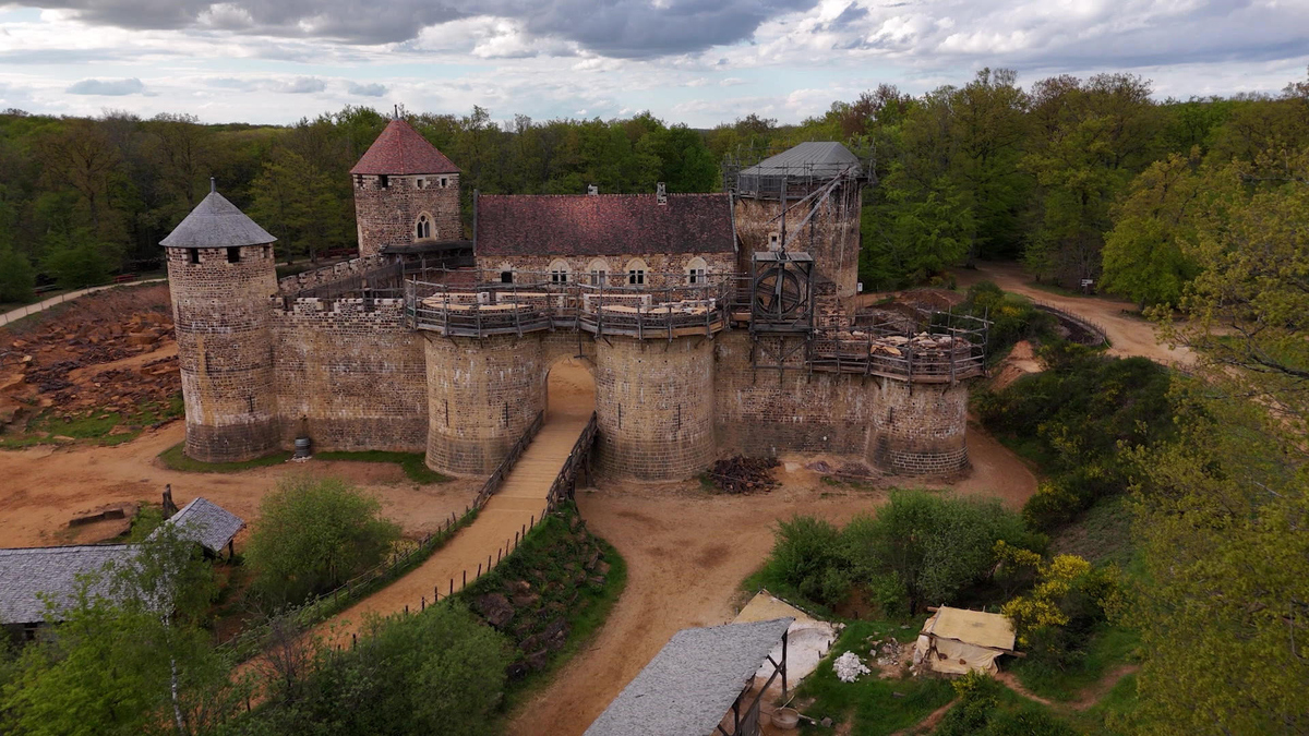 Watch Sunday Morning: Building a medieval castle from scratch