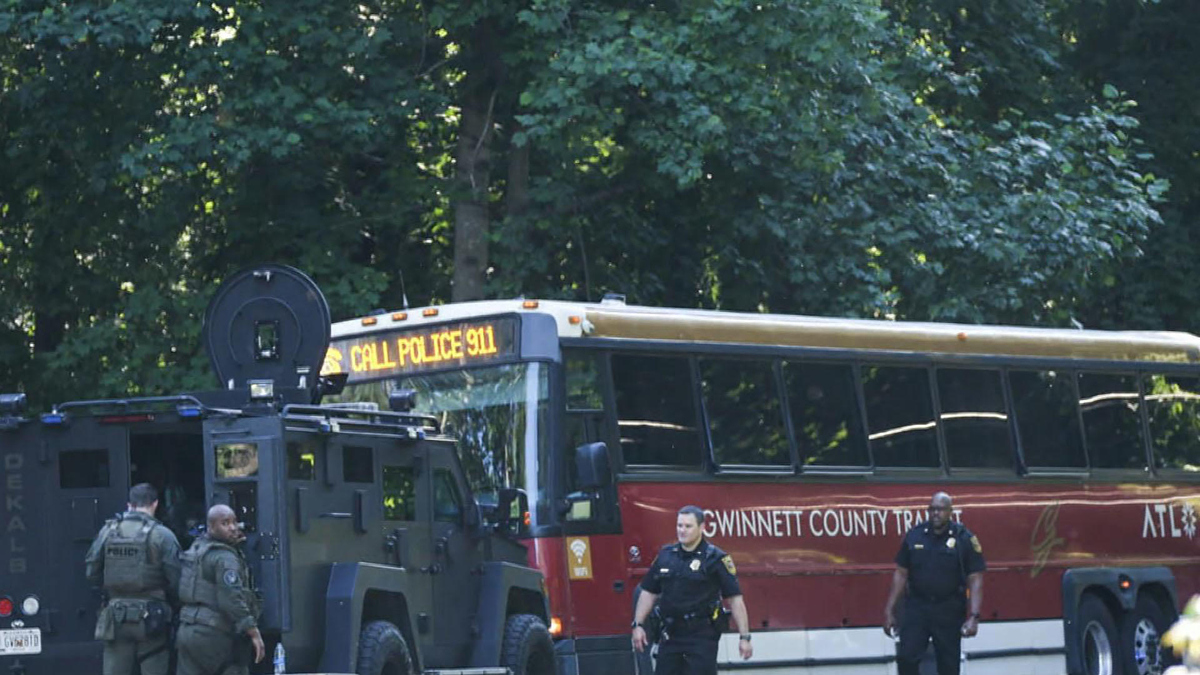 Watch CBS Mornings One dead after hijacked bus chase in Atlanta ...