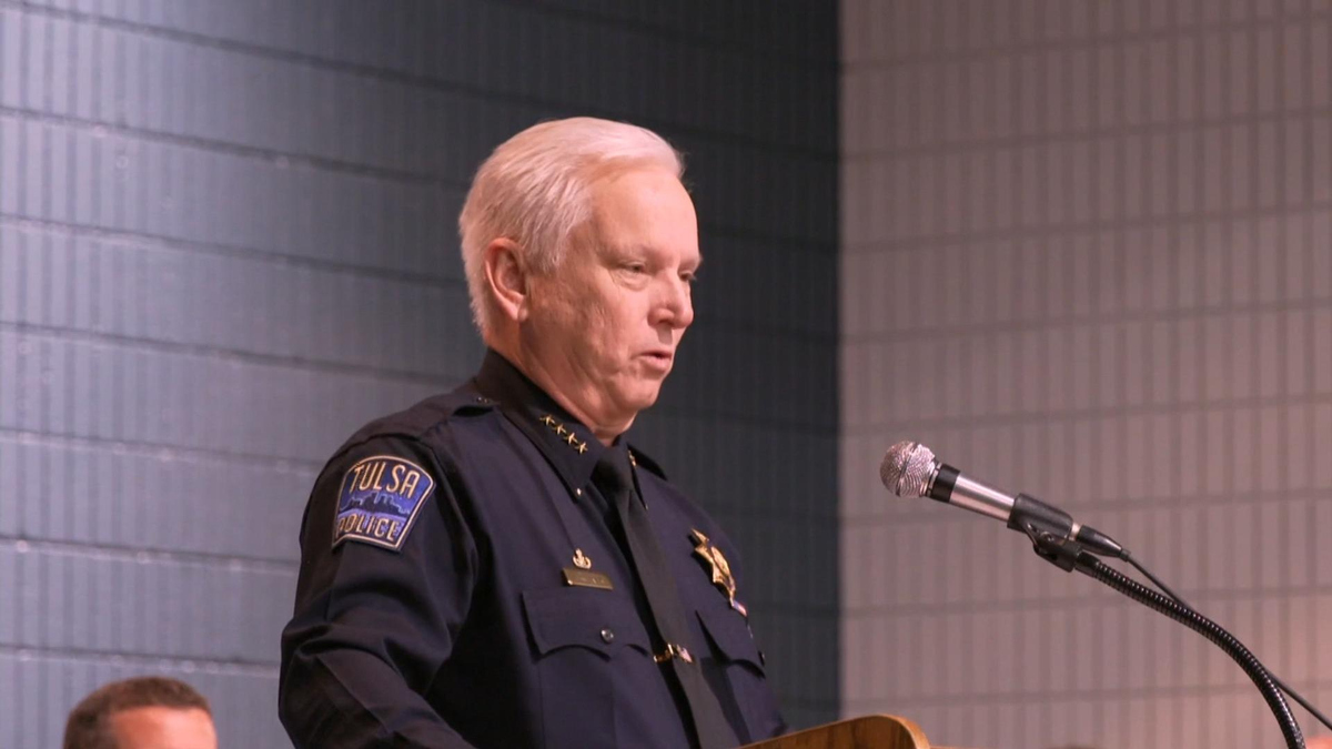 Watch CBS Evening News: Tulsa police tries to build trust with ...