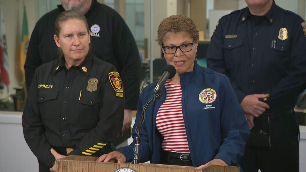 Watch CBS Evening News: L.A. officials face criticism over fire ...