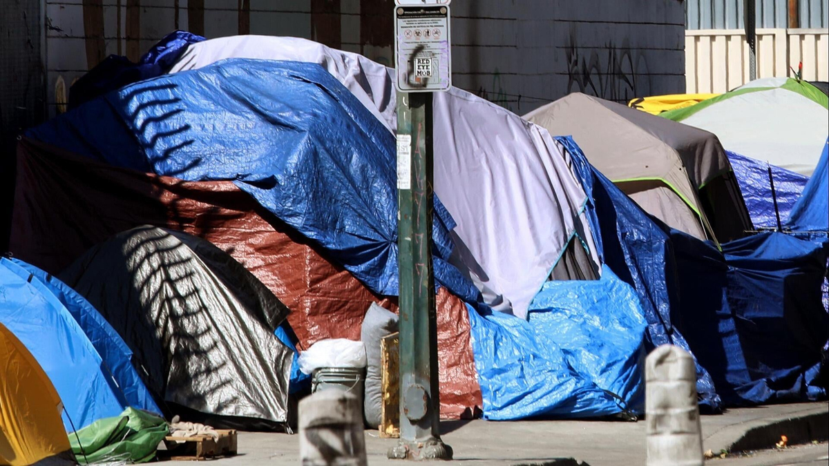 Watch CBS Evening News: Homelessness on the rise in America - Full show ...