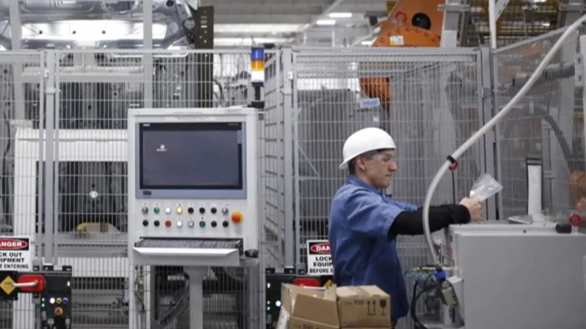 Watch CBS Evening News: Reporter's Notebook: Future of manufacturing ...