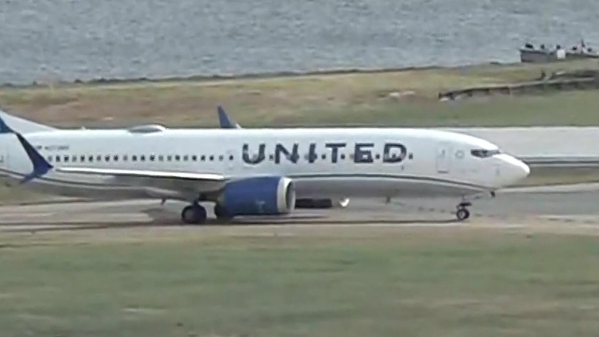 Bomb threat halts air traffic at D.C. airport