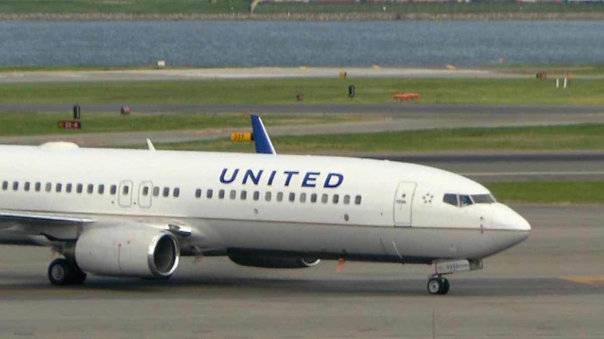 Watch CBS Evening News: Senator questions United Airlines - Full show on CBS All Access