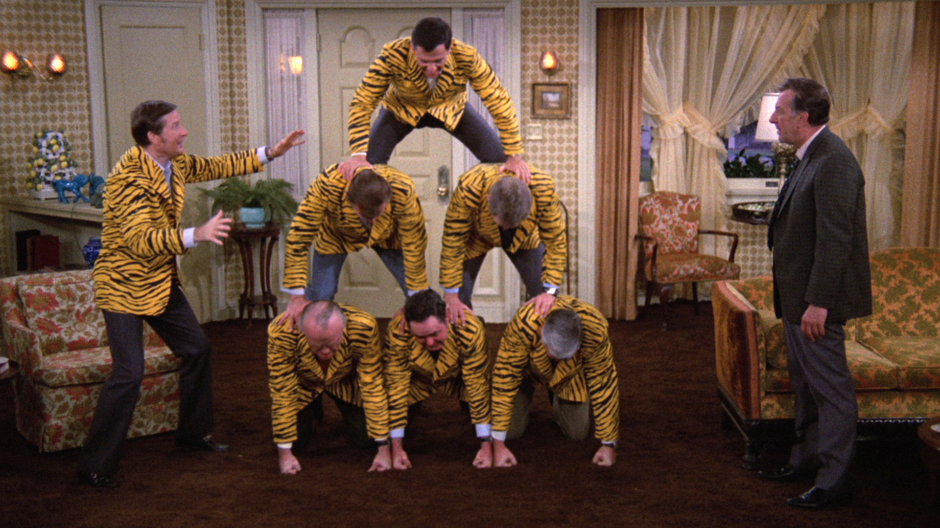 Watch The Odd Couple (Classic) Season 4 Episode 18 Shuffling Off To