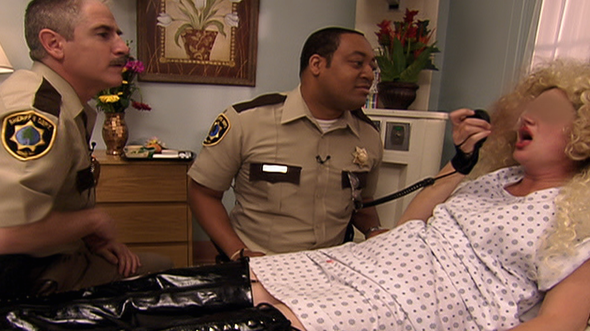 911 Streaming Saison 5 Watch RENO 911! Season 5 Episode 9: Death of a Pickle-Thrower - Full
