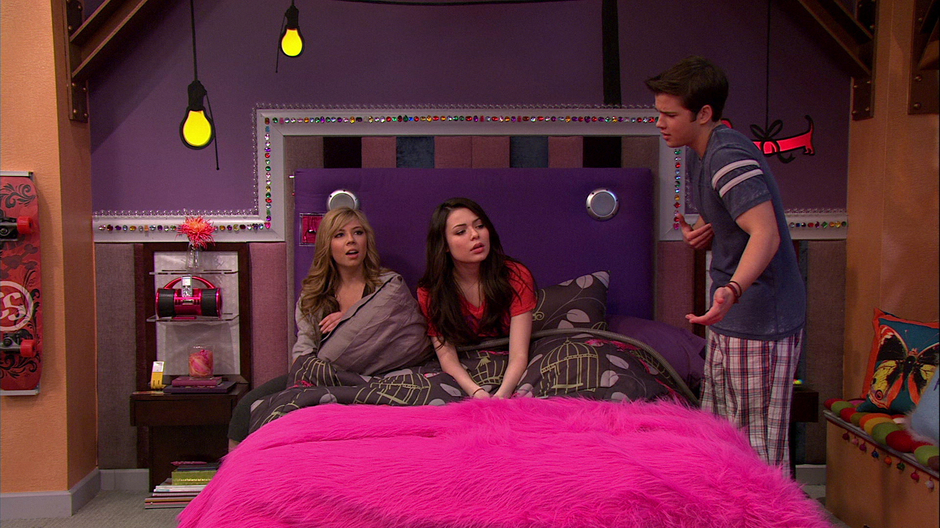 Watch iCarly Season 4 Episode 2 iDate Sam & Freddie Full show on CBS