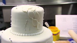 Worst Bakers in America - Bakery Battle