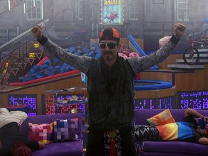 Game Shakers - Jaqueta Sumida, Pombos Caídos