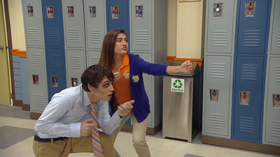 Every Witch Way : Andi y Phillip sentados en un árbol'