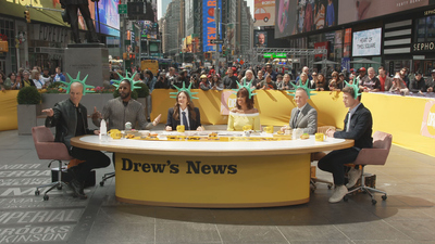 The Drew Barrymore Show : Drew's News in Times Square with the hosts of 