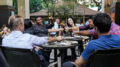 Hawaii Five-0 : Ukuli'i Ka Pua, Onaona I Ka Mau'u (Aunque la Flor Sea Diminuta, Perfuma el Césped que la Rodea)'