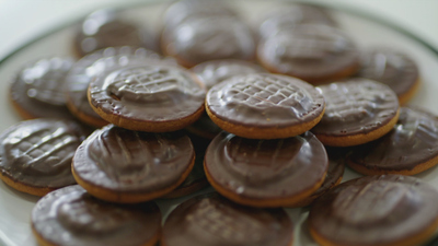 Inside the Factory : Jaffa Cakes'