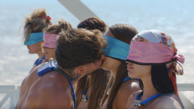 Dating Naked UK : Kiss Kiss'