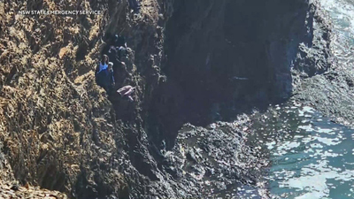 CBS Mornings : Tourists rescued from cliff in Australia'