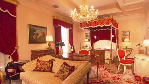 Laura McKenzie's Traveler - Celebrity Getaways