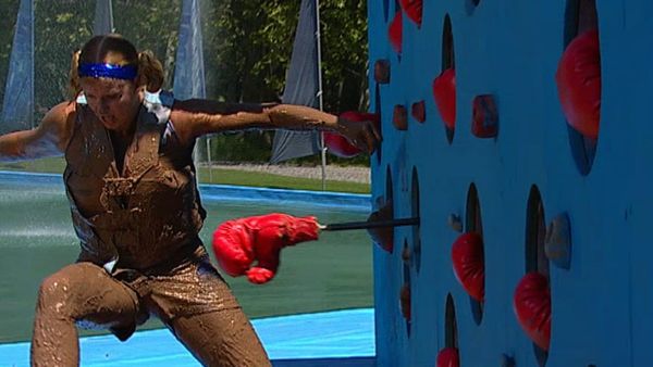 Wipeout Australia - Pro Wrestler Mikey Takes on Tom Cruise