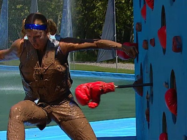 Wipeout Australia - Pro Wrestler Mikey Takes on Tom Cruise