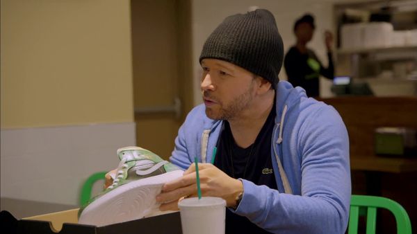 Wahlburgers - Do the Hustle