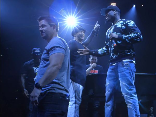 Wahlburgers - Good Vi-Bro-Tions