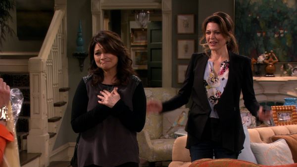 Hot in Cleveland - Elka Takes a Lover