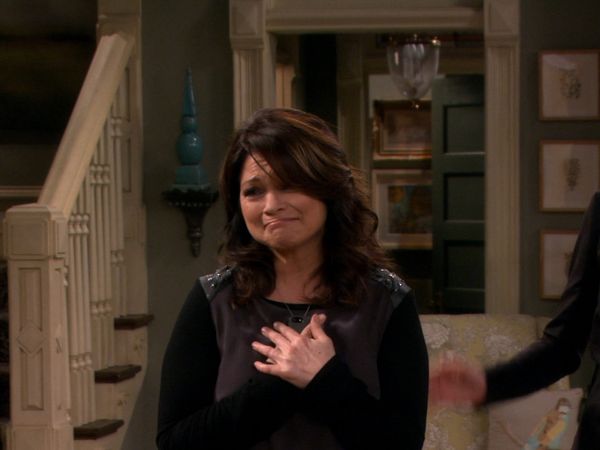 Hot in Cleveland - Elka Takes a Lover