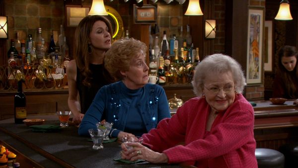 Hot in Cleveland - Love Is All Around