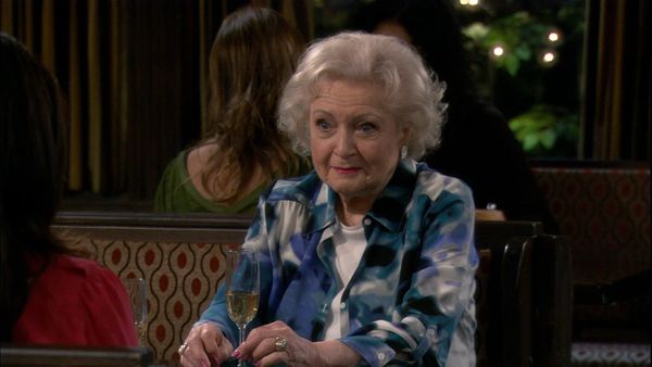 Hot in Cleveland - Love Is Blind