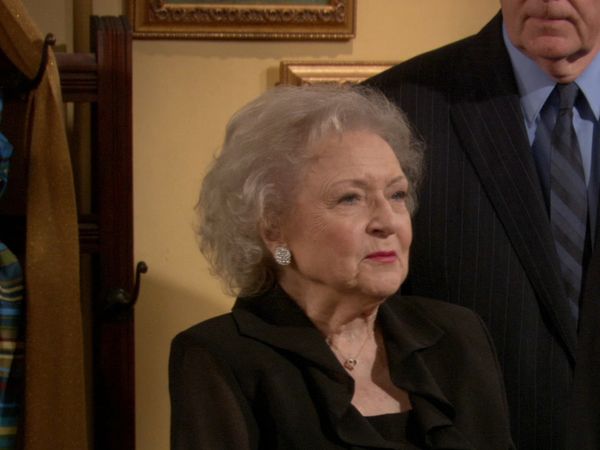 Hot in Cleveland - Funeral Crashers
