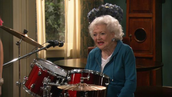 Hot in Cleveland - Battle of the Bands