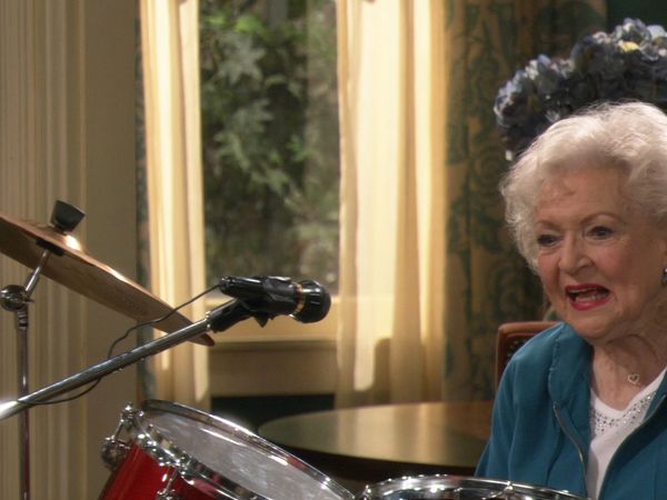 Hot in Cleveland - Battle of the Bands