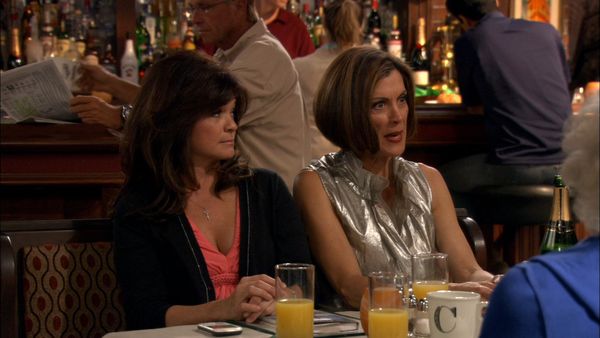 Hot in Cleveland - Good Luck Faking the Goiter