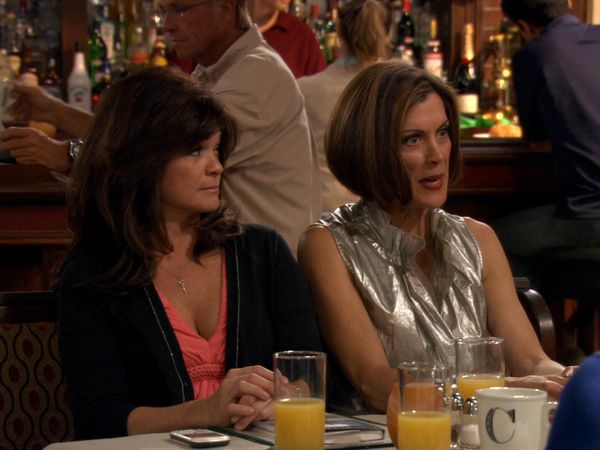 Hot in Cleveland - Good Luck Faking the Goiter