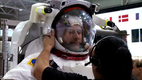 Xploration Outer Space - Moon Vs Mars