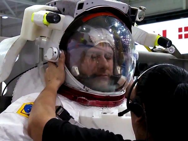 Xploration Outer Space - Moon Vs Mars