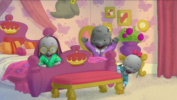 Ella The Elephant - Super-Helpful Elephant Heroes // Ella Goes to the Birds