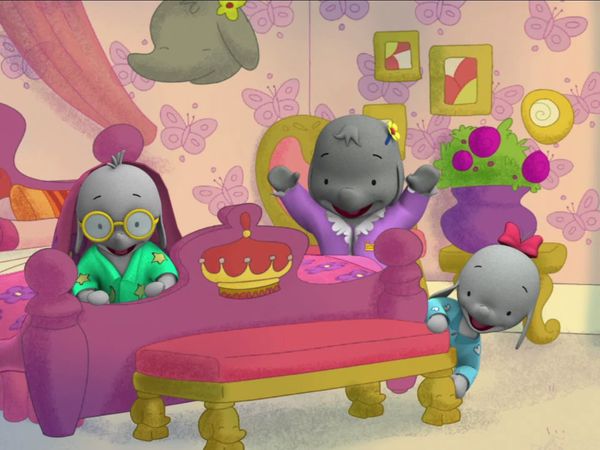 Ella The Elephant - Super-Helpful Elephant Heroes // Ella Goes to the Birds