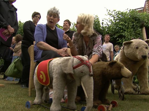 Antiques Roadshow UK - Hatfield 1