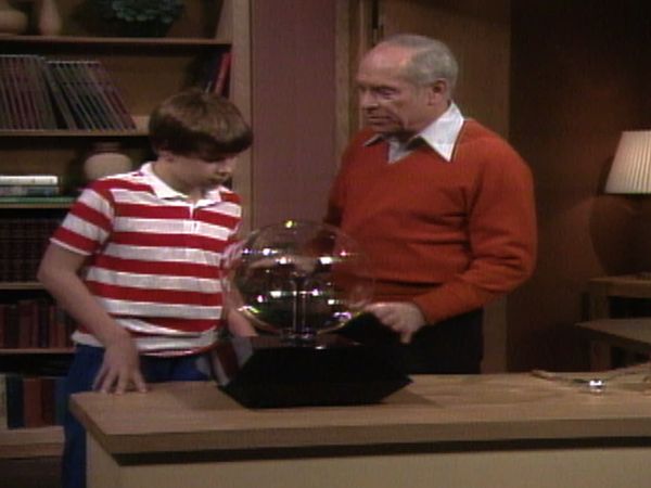 Mr. Wizard's World - Light Sculptures, Childhood of a Chimp and more