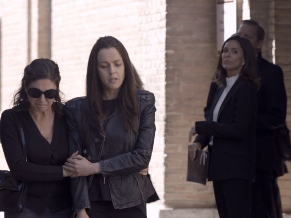 Sin Identidad - Alfiles y peones sin reina