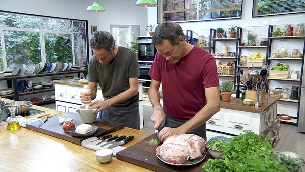 Torres en la Cocina - Humus Con Tomates y Anchoas, Pata Asada Canaria
