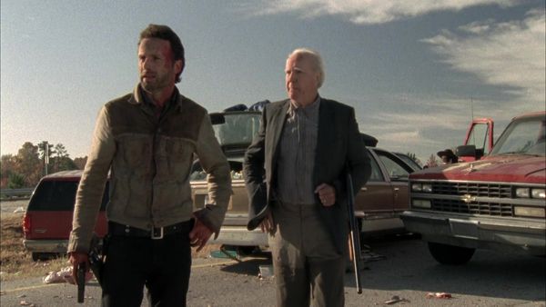 The Walking Dead en español - Junto al Fuego que se Extingue