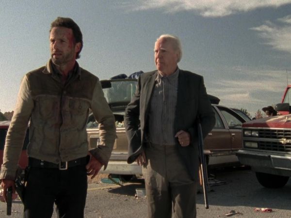 The Walking Dead en español - Junto al Fuego que se Extingue